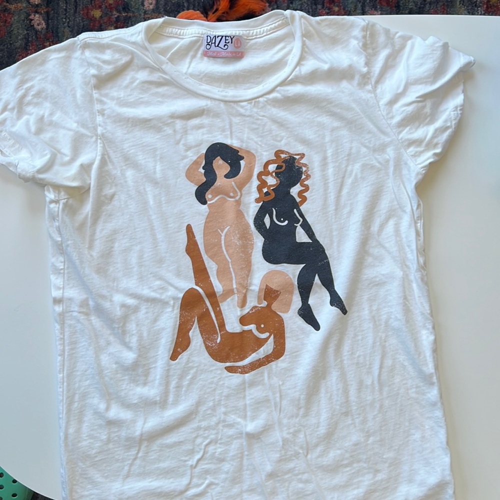 Dazey LA graphic size medium.